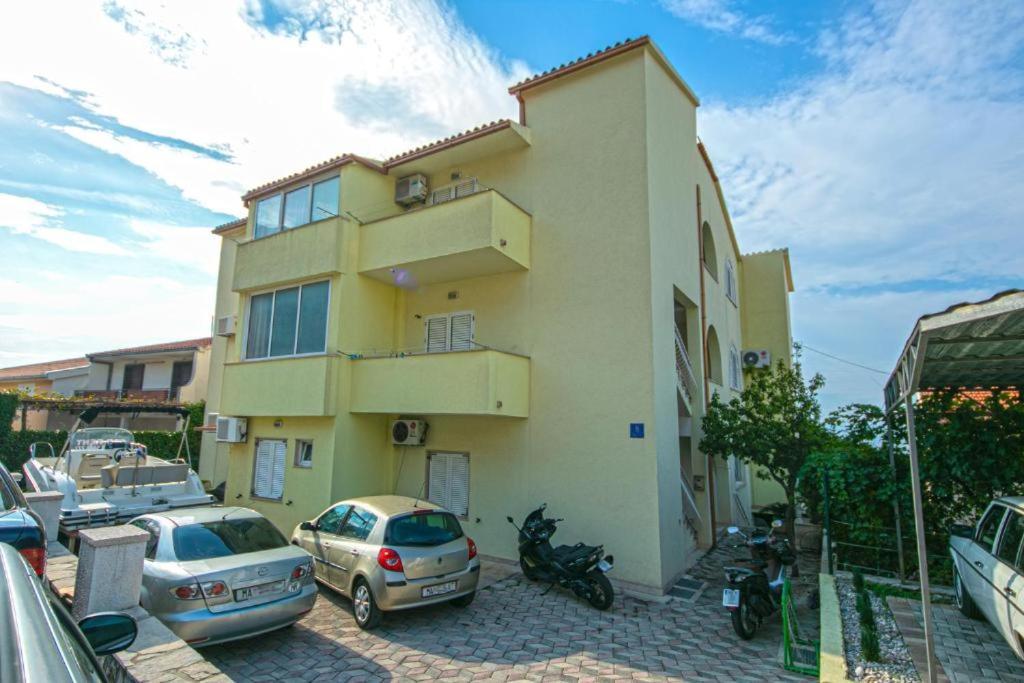 9 * Makarska